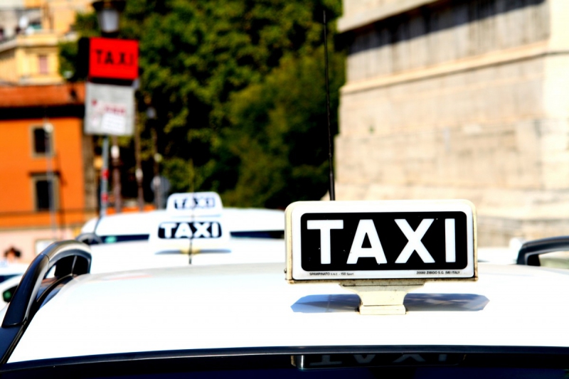 taxis-CALLIAN-min_taxi_auto_rome_road_white-1051610